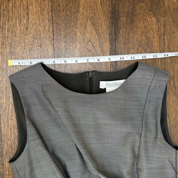 MaxMara dress. Grey metallic. Size 8. - Picture 9 of 10